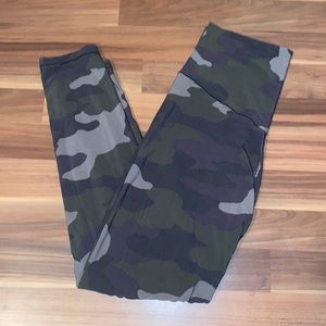 Offline by aerie real me 7/8 high rise camo legging size L